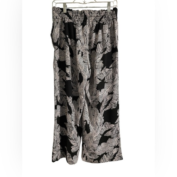 Black and White Flowy Capri Leaf Print Pants Size Small - Picture 3 of 4